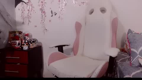 Snapshot of sweetkatik chatting on April 12, 3:50 pm karen online show from April 12, 3:50 pm