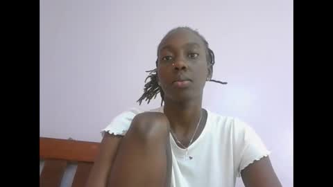 Snapshot of sweetnovah chatting on May 16, 12:37 pm Novah girlie online show from May 16, 12:37 pm