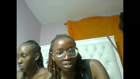 Snapshot of sweetnovah chatting on June 6, 5:28 pm Novah girlie online show from June 6, 5:28 pm