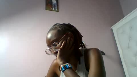 Snapshot of sweetnovah chatting on June 7, 5:16 pm Novah girlie online show from June 7, 5:16 pm