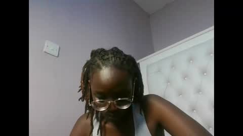 Snapshot of sweetnovah chatting on June 10, 5:34 pm Novah girlie online show from June 10, 5:34 pm