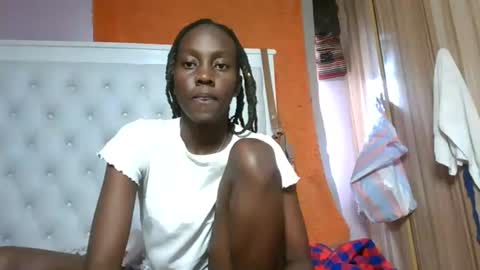 Snapshot of sweetnovah chatting on June 19, 10:08 am Novah girlie online show from June 19, 10:08 am