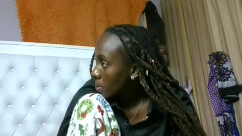 Snapshot of sweetnovah chatting on June 25, 8:35 pm Novah girlie online show from June 25, 8:35 pm