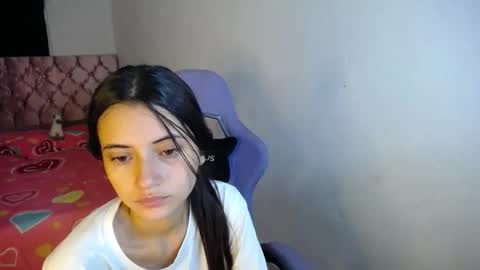 Snapshot of sweetpink1_ chatting on October 25, 5:30 pm Caro  Lily online show from October 25, 5:30 pm