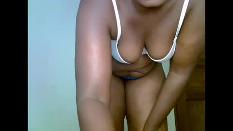 Snapshot of sweetrenne chatting on February 15, 7:49 am sweetrenne online show from February 15, 7:49 am