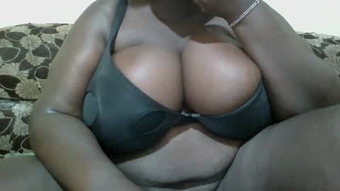 Snapshot of sweetsensationtee chatting on February 12, 9:59 am sweetsensation online show from February 12, 9:59 am