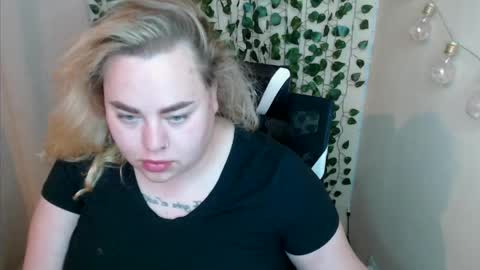 sweetvlada13 online show from May 17, 4:36 pm