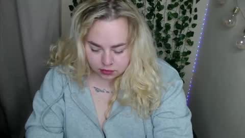 sweetvlada13 online show from May 22, 3:13 am