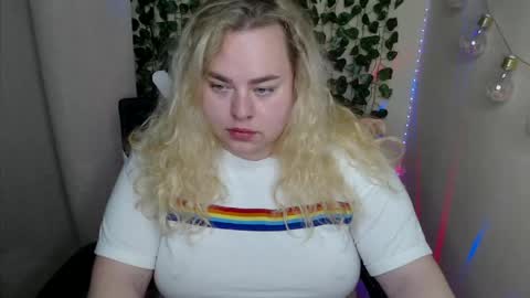 sweetvlada13 online show from May 23, 3:01 am