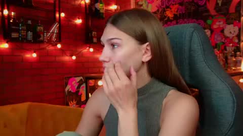 Snapshot of sweety_emilya chatting on May 28, 9:17 am Emily online show from May 28, 9:17 am
