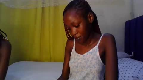 Snapshot of sweety_melanin chatting on April 18, 7:58 pm Vickky online show from April 18, 7:58 pm