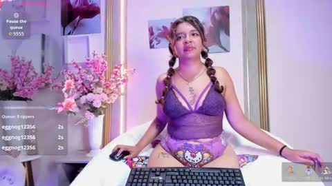 Snapshot of sweety_smilee chatting on July 11, 10:44 pm Emma online show from July 11, 10:44 pm
