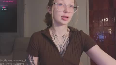 Snapshot of sweetykitty_x chatting on March 4, 2:45 pm Jenny give it a sub online show from March 4, 2:45 pm