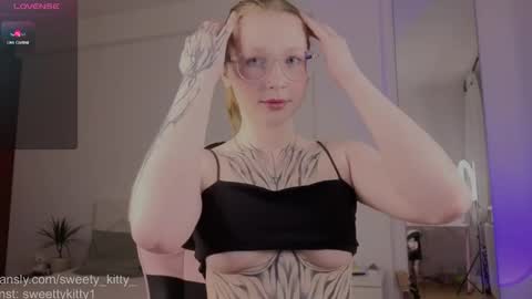 Snapshot of sweetykitty_x chatting on April 7, 2:06 pm Jenny give it a sub online show from April 7, 2:06 pm