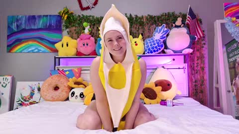 Snapshot of syndica chatting on February 17, 11:55 pm Jennah online show from February 17, 11:55 pm