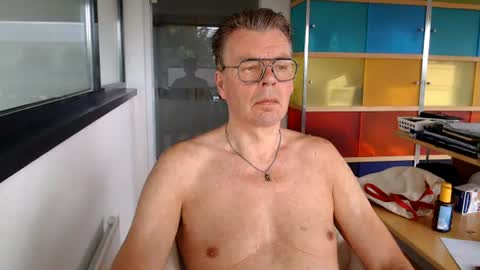 Snapshot of tall_dudenl chatting on July 20, 6:06 am Tall daddy online show from July 20, 6:06 am