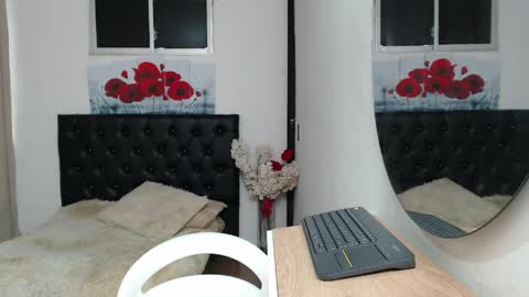 Hi im sara online show from May 7, 12:54 pm