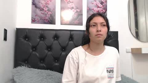 Hi im sara online show from May 24, 7:52 pm