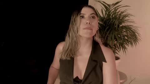 Snapshot of tamarathompsonn chatting on April 13, 11:32 pm Tamara. online show from April 13, 11:32 pm