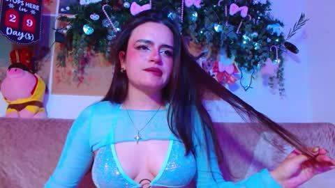 Snapshot of tara_hs chatting on December 2, 2:06 am online show from December 2, 2:06 am