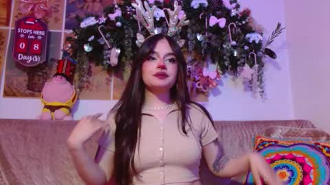 Snapshot of tara_hs chatting on December 18, 12:17 am online show from December 18, 12:17 am