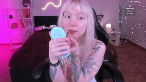 Snapshot of tattoo_artbaby chatting on April 9, 12:54 am tattoo_artbaby online show from April 9, 12:54 am