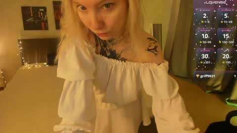 Snapshot of tattoo_artbaby chatting on April 10, 1:00 am tattoo_artbaby online show from April 10, 1:00 am