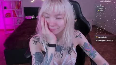 Snapshot of tattoo_artbaby chatting on April 14, 1:00 am tattoo_artbaby online show from April 14, 1:00 am