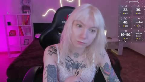 Snapshot of tattoo_artbaby chatting on April 21, 1:18 am tattoo_artbaby online show from April 21, 1:18 am