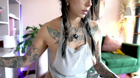 Snapshot of tattoo_ninja_kitty chatting on February 4, 6:47 pm Nathalie Hardy online show from February 4, 6:47 pm