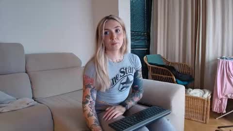 Snapshot of tattoobbgirl chatting on January 17, 4:11 pm tattoobbgirl online show from January 17, 4:11 pm