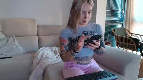 Snapshot of tattoobbgirl chatting on February 21, 4:30 pm tattoobbgirl online show from February 21, 4:30 pm
