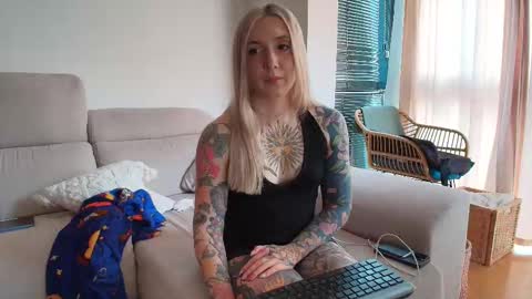 Snapshot of tattoobbgirl chatting on February 25, 4:16 pm tattoobbgirl online show from February 25, 4:16 pm