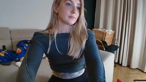 Snapshot of tattoobbgirl chatting on April 18, 7:58 pm tattoobbgirl online show from April 18, 7:58 pm