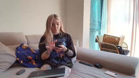 Snapshot of tattoobbgirl chatting on April 22, 2:18 pm tattoobbgirl online show from April 22, 2:18 pm