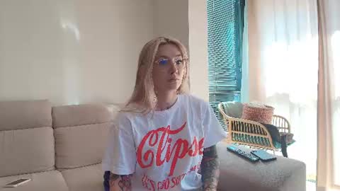 Snapshot of tattoobbgirl chatting on June 15, 3:03 pm tattoobbgirl online show from June 15, 3:03 pm