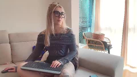 Snapshot of tattoobbgirl chatting on June 16, 3:47 pm tattoobbgirl online show from June 16, 3:47 pm