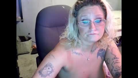 Snapshot of tattooeddirtyteacher chatting on January 22, 12:27 pm Lisa Lovely online show from January 22, 12:27 pm