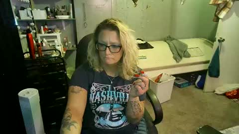 Snapshot of tattooeddirtyteacher chatting on February 20, 10:59 pm Lisa Lovely online show from February 20, 10:59 pm