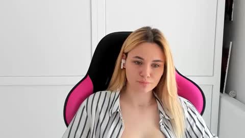 Snapshot of tayla_shy chatting on June 9, 12:28 pm Tay online show from June 9, 12:28 pm