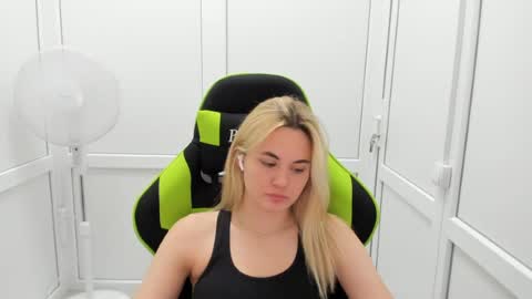 Snapshot of tayla_shy chatting on July 6, 9:50 am Tay online show from July 6, 9:50 am
