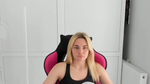 Snapshot of tayla_shy chatting on July 6, 4:42 pm Tay online show from July 6, 4:42 pm