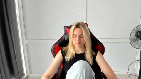 Snapshot of tayla_shy chatting on July 8, 6:51 am Tay online show from July 8, 6:51 am