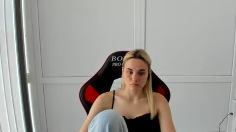 Snapshot of tayla_shy chatting on July 10, 7:01 am Tay online show from July 10, 7:01 am