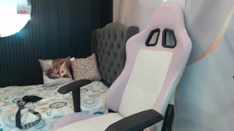 Taylor online show from April 18, 2:04 am