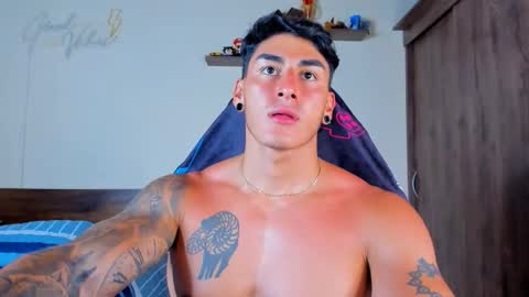 taylor_mclane1 online show from March 31, 4:18 pm