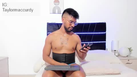 Snapshot of taylormaccurdy_ chatting on January 16, 4:11 pm taylormaccurdy_ online show from January 16, 4:11 pm