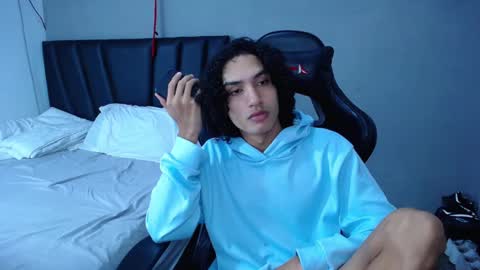 Snapshot of tayronx33 chatting on February 6, 10:35 pm Tayron online show from February 6, 10:35 pm