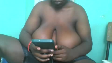 Snapshot of teezzy33 chatting on February 20, 6:37 am teezzy33 online show from February 20, 6:37 am