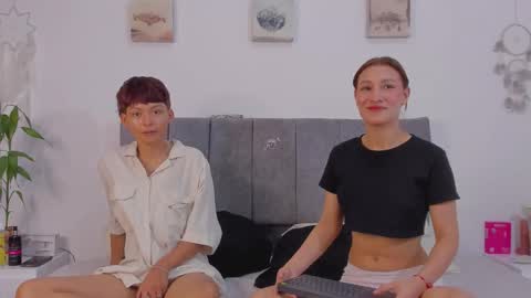 Snapshot of tefi_meow_ chatting on December 22, 3:20 pm Estefani online show from December 22, 3:20 pm